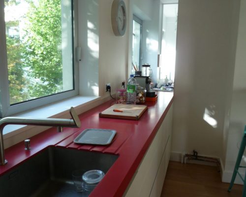 cuisine plan corian avec percement vers bureau